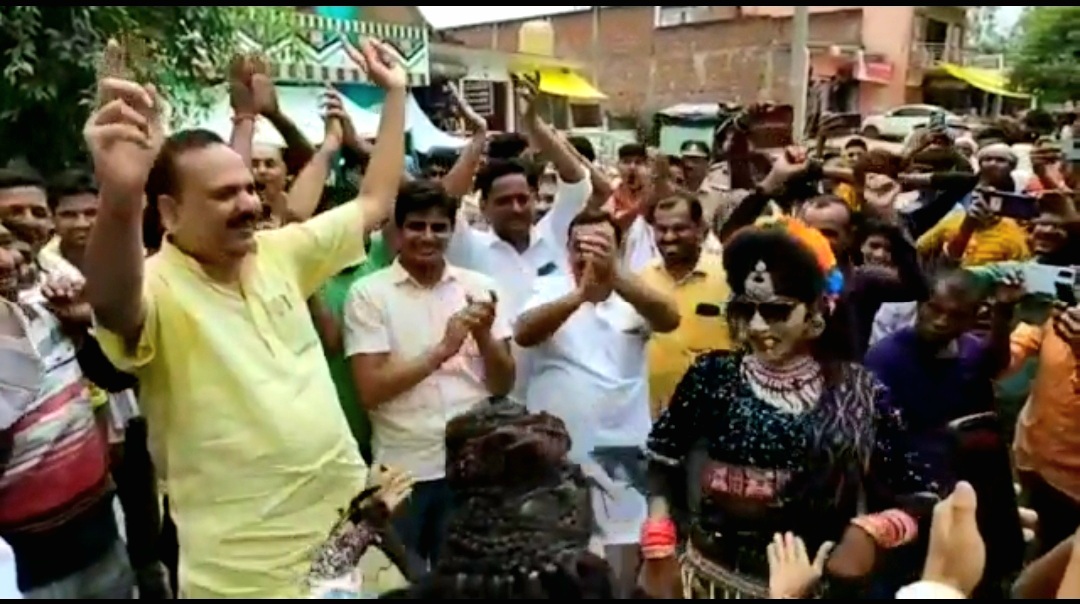 कांवड़ियों के संग थिरके बीजेपी विधायक , जय शिव बोले , निर्भय डोले